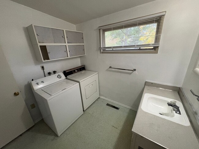 Building Photo - Spacious 3-Bedroom 1-Bath First-Floor Unit...