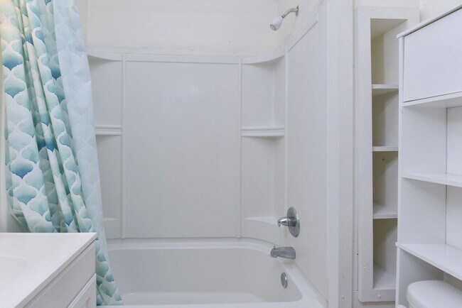 Building Photo - Charming 2 bedroom 1 bath home in Elmwood ...