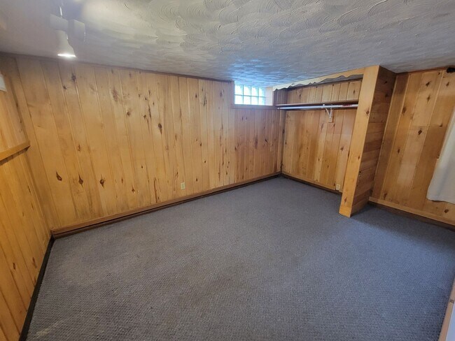 Building Photo - AVAILABLE JUNE - 5 Bed/2 Bath Home Close To Campus!