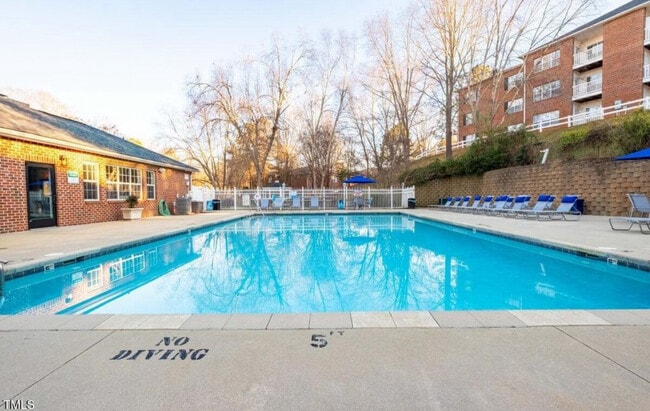Building Photo - 1611 Kenmore Dr
