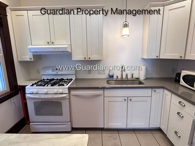 Building Photo - Spacious Condo With Office, Dishwasher, 1 Parking Space, Hardwood Floors, Free Laundry