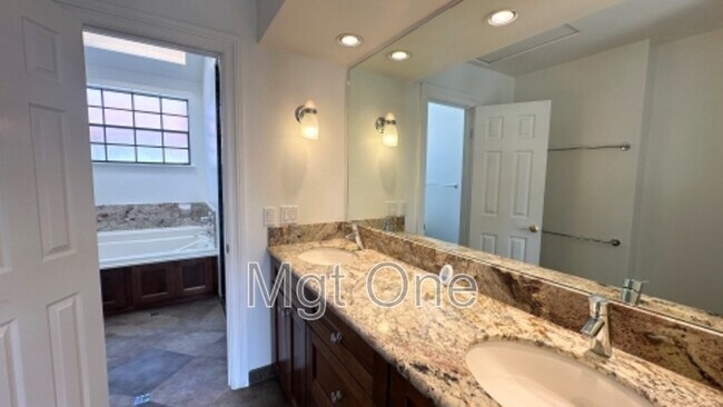 Building Photo - 819 W 15th St