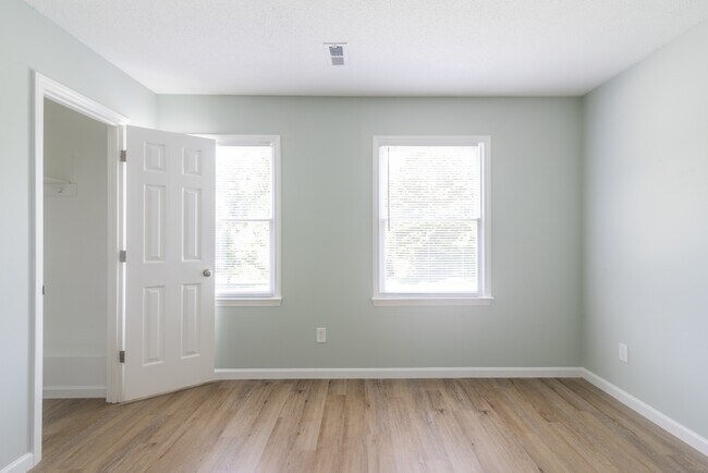 Building Photo - 578 Tryon Pl