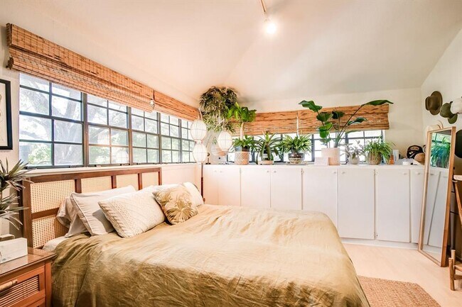 Building Photo - 2400 Thornton Rd