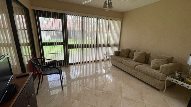 Building Photo - 6165 Sunny Pointe Cir