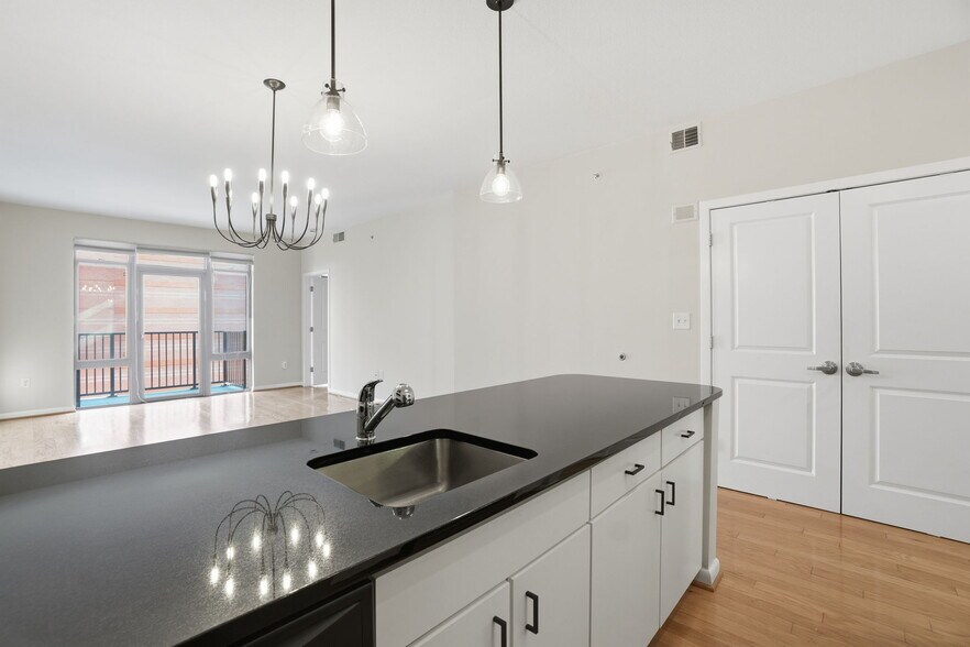 Building Photo - 1001 L St NW