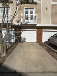 Building Photo - Luxurious 2 Bed/2 Bath Condo with Spectacu...