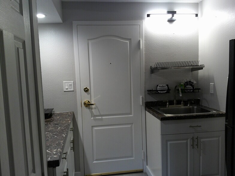 Building Photo - 2180 Country Club Dr