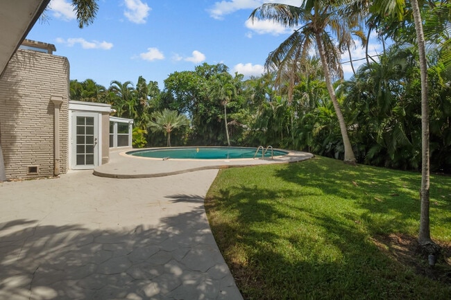 Building Photo - 2608 NE 12th St