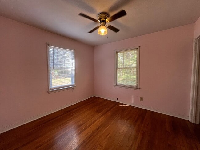 Building Photo - Charming Vintage Home on 3 City Lots near football stadium Live Oak, FL