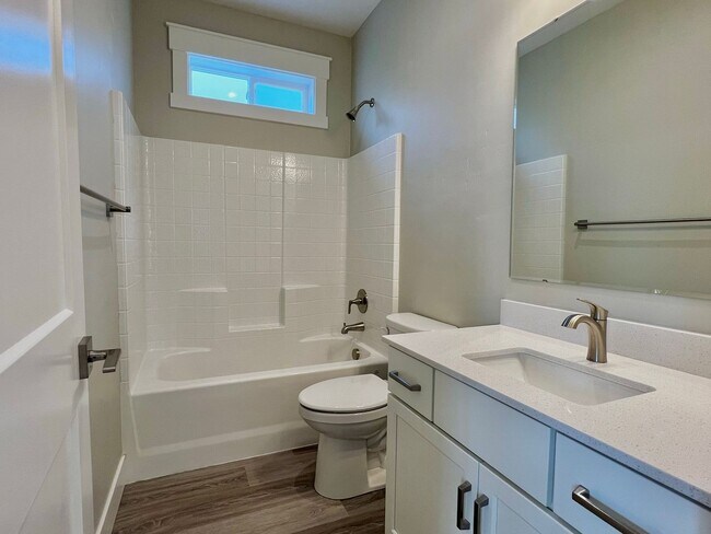 Building Photo - 4 Bedroom 3 Bath New Star Development