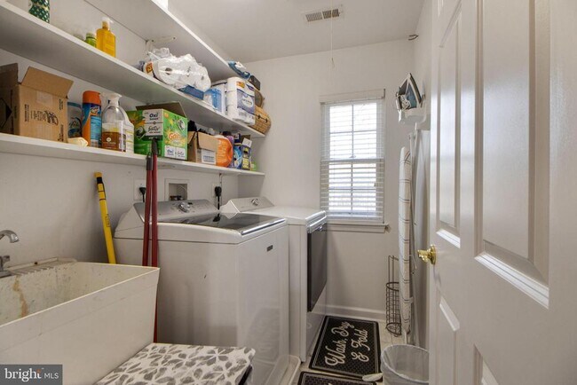 Building Photo - 7420 Mayflower Ct