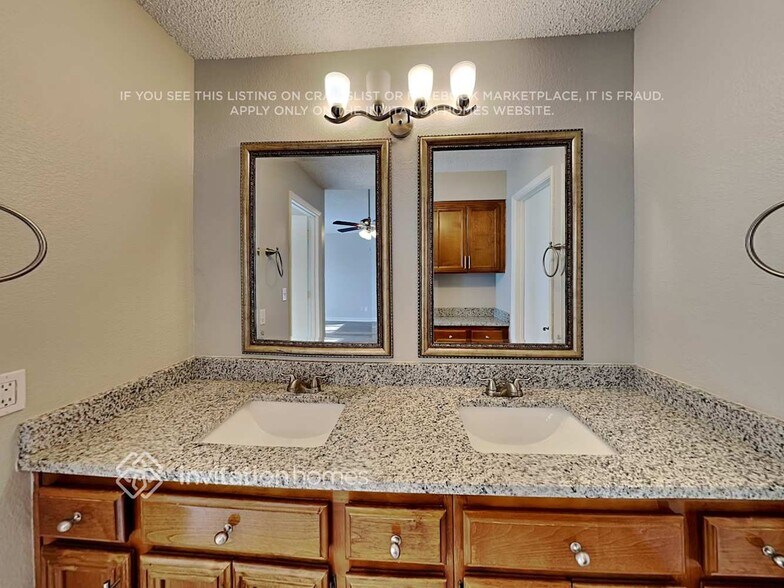 Building Photo - 409 W Beverly Ln