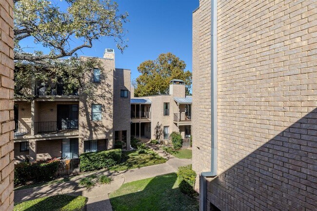 Building Photo - 611 E 45th St