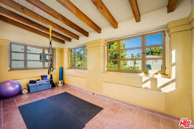 Building Photo - 500 N Las Palmas Ave