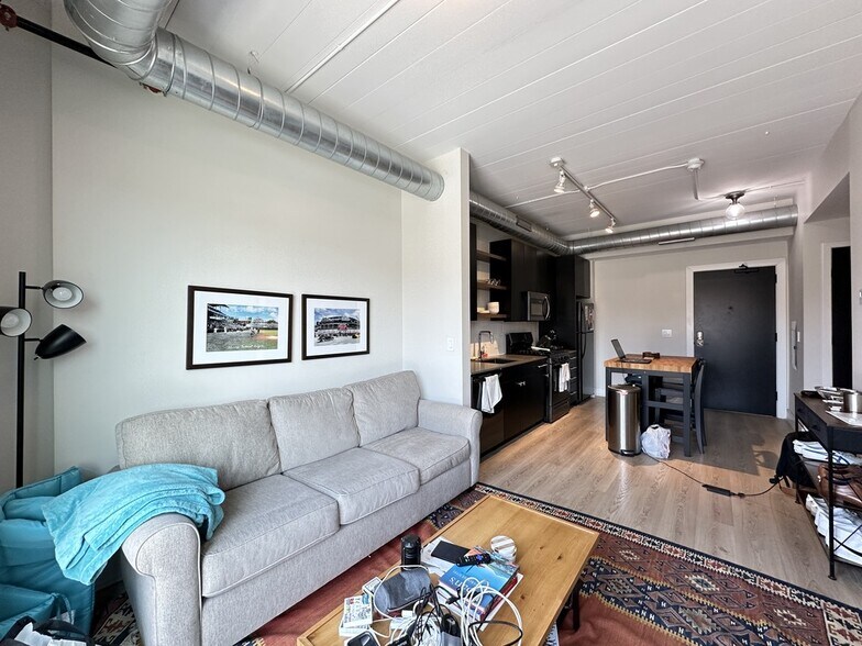 Building Photo - 941 W Belmont Ave