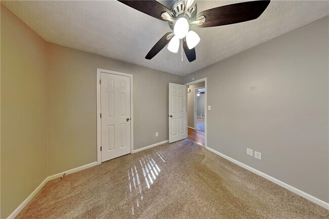 Building Photo - 5225 Shadow Wood Dr