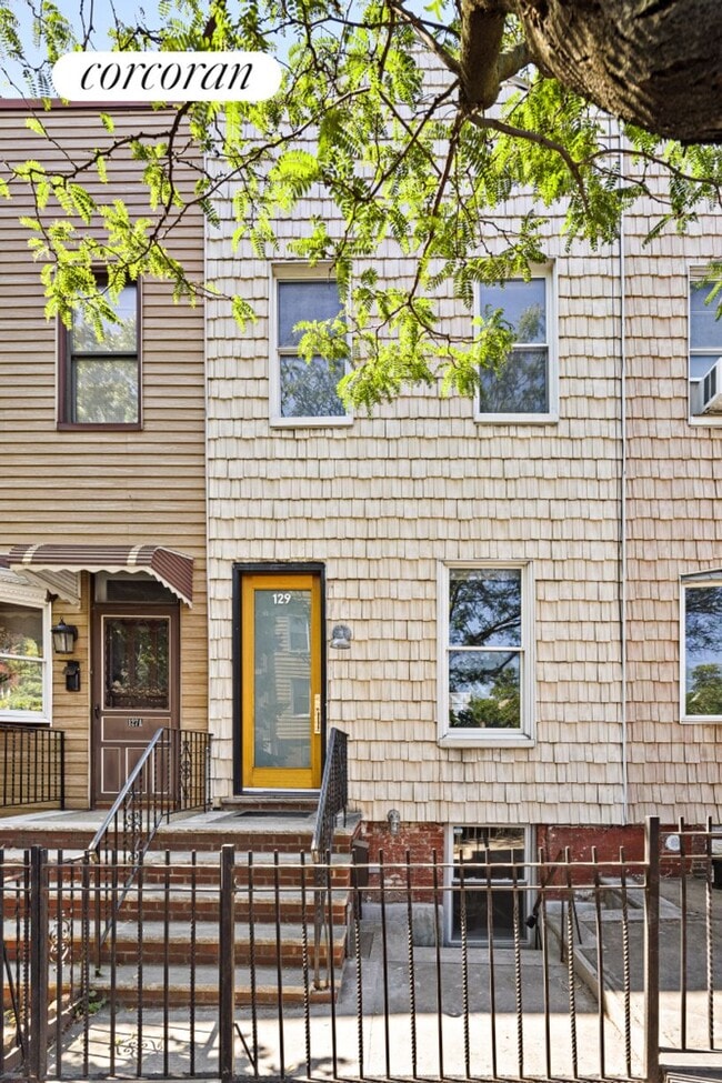 Building Photo - 129 Calyer St