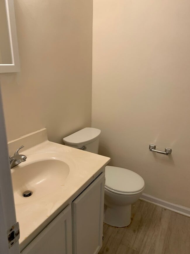 Building Photo - Rent Special! Receive half off 1st full mo...
