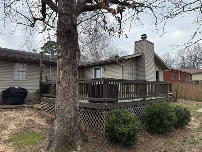 Building Photo - 8606 Holiday Dr