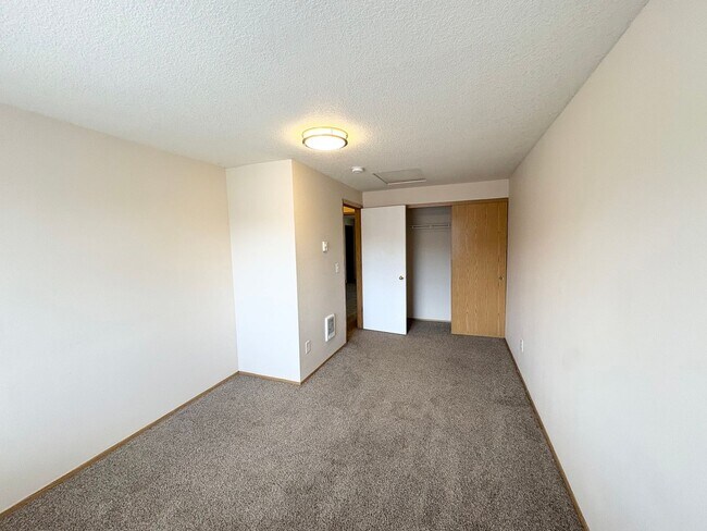 Building Photo - Spacious 3 bed 2.5 Bath Townhome in Cascad...