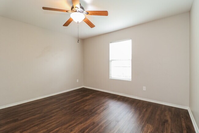 Building Photo - 1825 Shasta View Dr