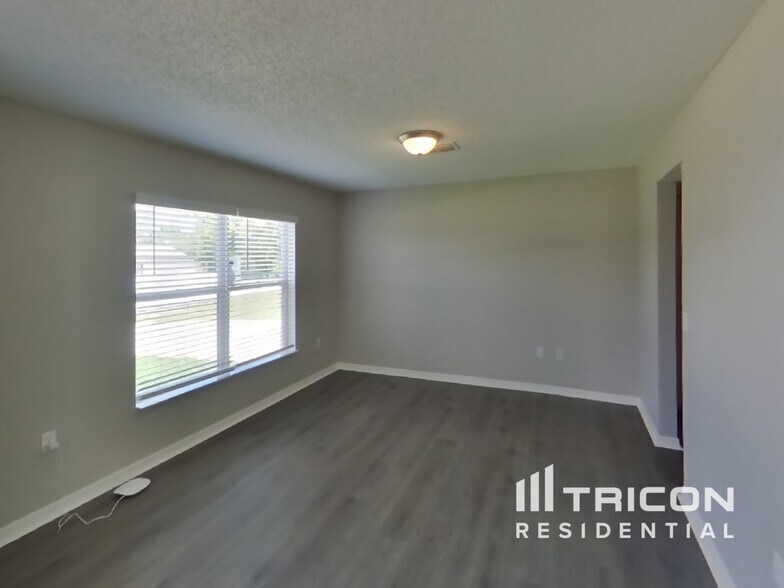 Building Photo - 13085 Siam Dr