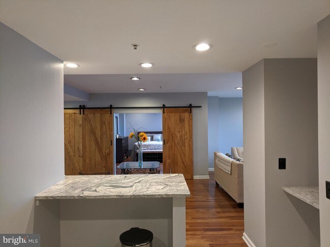 Building Photo - 10 E Lee St