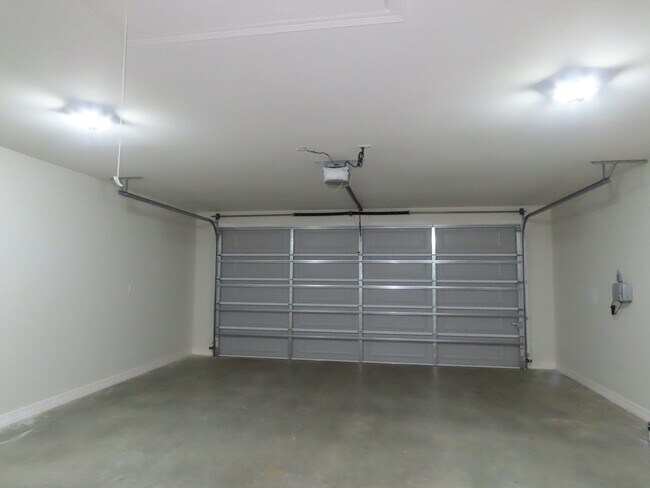Building Photo - Luxurious, Built in 2024!  3 Bedroom, 2 Ba...
