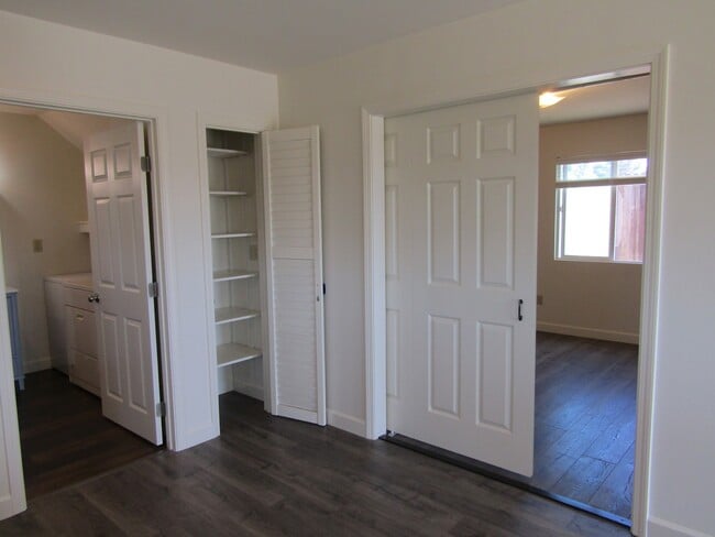 Building Photo - Country Cottage- Water Included!