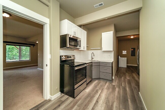 Building Photo - Kent Duplex LOWER Unit with Huge Yard & Private Feel