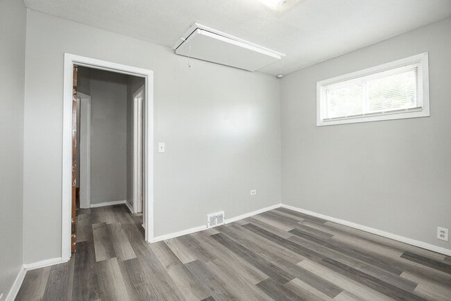 Building Photo - 3 Bedroom/1 bath Single House!!