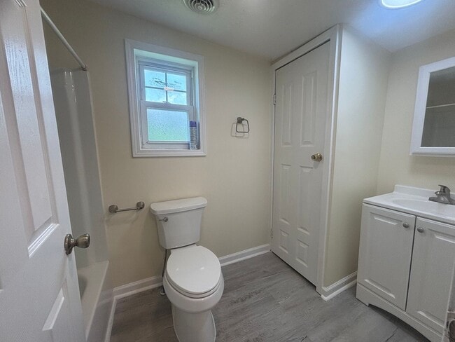 Building Photo - 3 bed 1 bath Single Family Available NOW