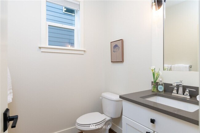 Building Photo - 4 Bedroom Oversized Home in Mountlake Terrace- Office Space and Charging Station