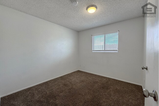 Building Photo - 4Bed/2Bath House at Chandler Blvd/McQueen Rd! Ready for Immediate Move-In! – NO HOA!
