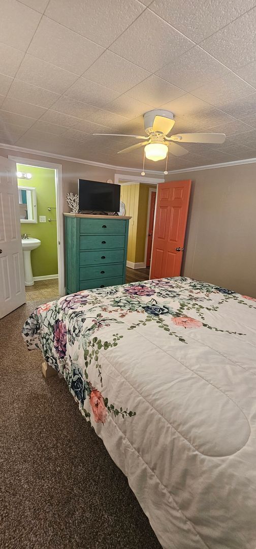 Building Photo - Snowbird Rental or Short-Term Getaway – Just Steps from the Beach!