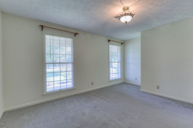 Building Photo - 2303 Friendship Dr