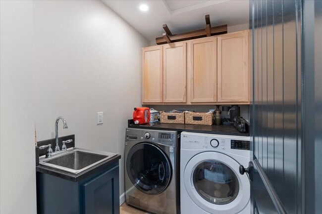 Building Photo - 1356 San Julian Dr