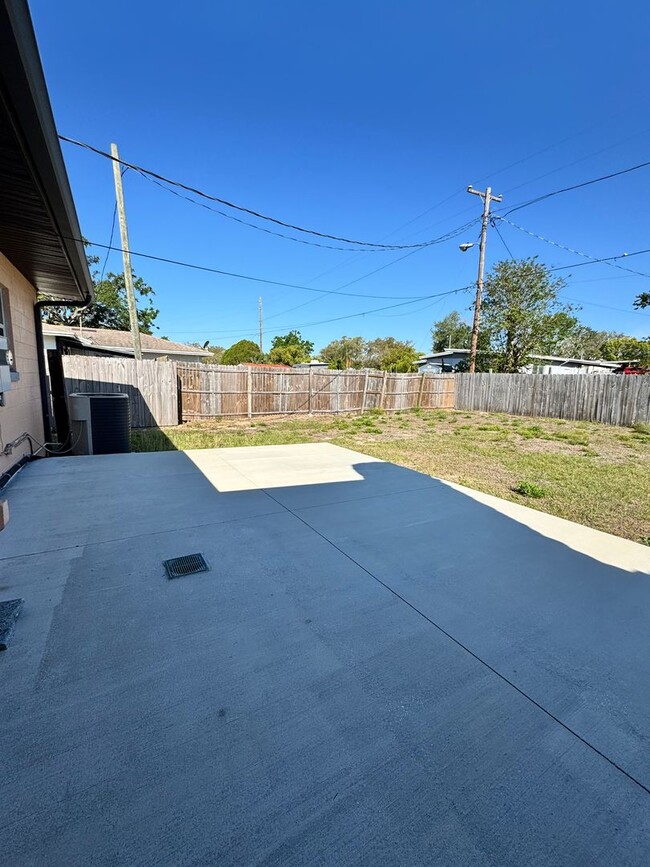 Building Photo - 813 Center Ln