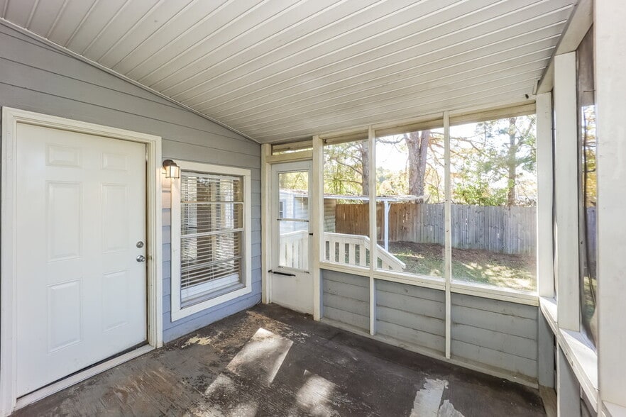 Building Photo - 5818 Northfield Dr