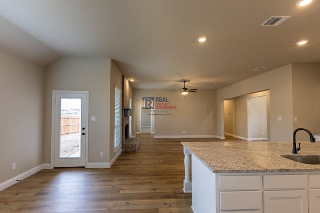 Building Photo - Well-Designed 3 Bed/2 Bath Home with Bonus Office