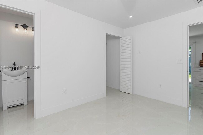 Building Photo - 1473 NE 30th Ct