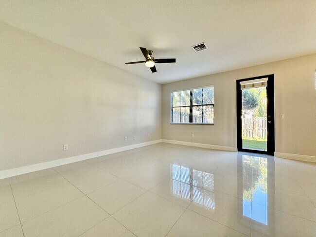 Building Photo - 9623 Town Parc Cir S