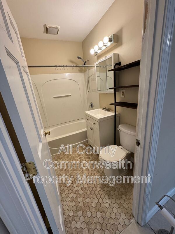 Building Photo - 56 Parker St