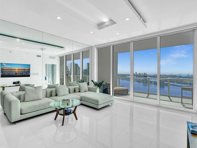 Building Photo - 2020 N Bayshore Dr