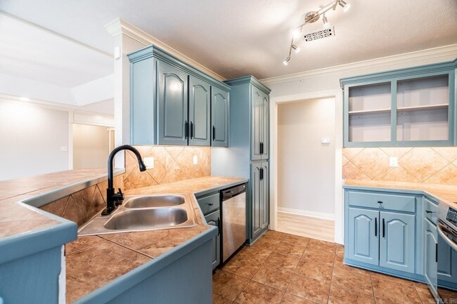 Building Photo - 2423 Palisade Dr