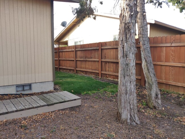 Building Photo - 2x2 duplex with a fenced yard, single-car ...