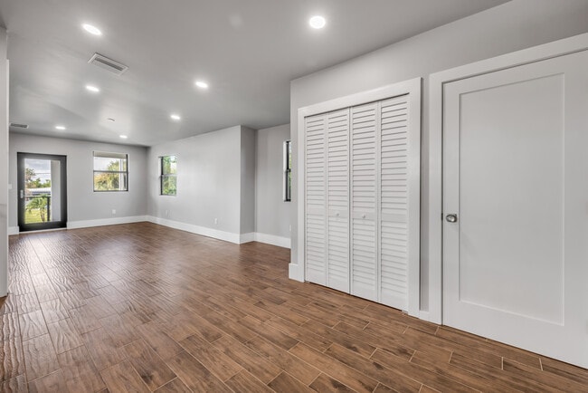 Building Photo - 1707 N Peninsula Ave