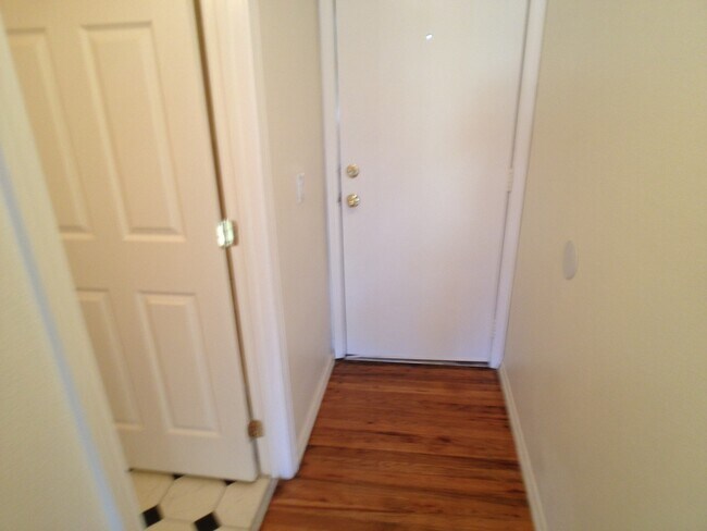 Building Photo - Lower 1bed, bike storage, great location, all dogs welcome!