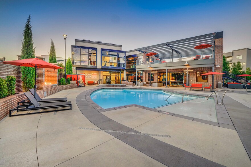 Outdoor Pool - Parkway Lofts